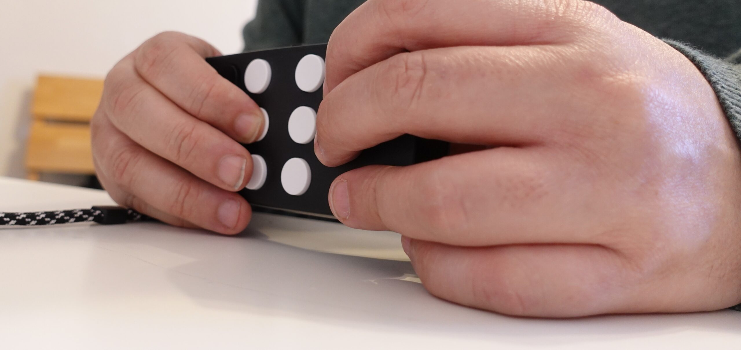Die Braillezeile in den Händen eines Nutzers