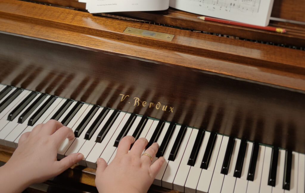 Zwei Hände auf den Tasten eines Klaviers