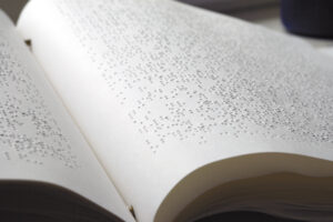 Aufgeschlagenes Braillebuch
