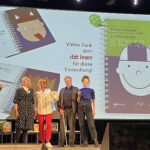 Auf der Bühne stehend: links der Moderator, in der Mitte zwei Frauen und links Thomas Kahlisch und Antje Mönnig