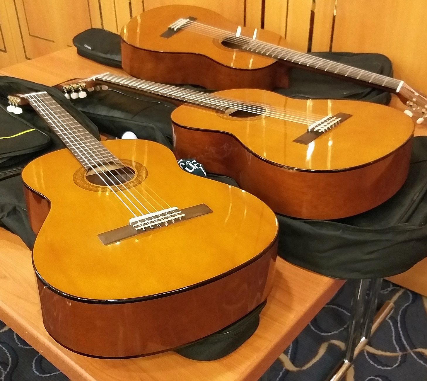 Drei Gitarren liegen auf einem Tisch