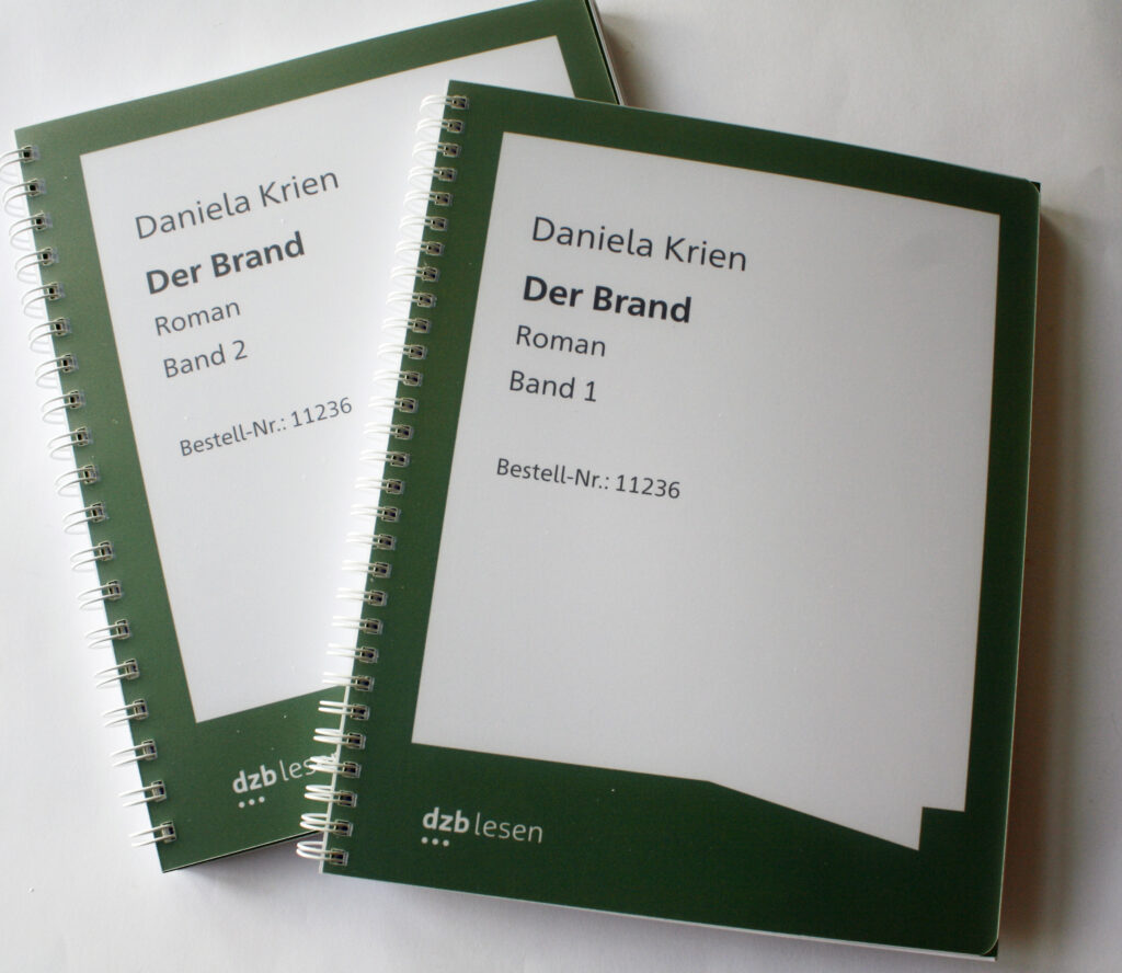 Das Cover zweier Großdruckbücher, versetzt übereinander: Daniela Krien "Der Brand" Band 1 und 2