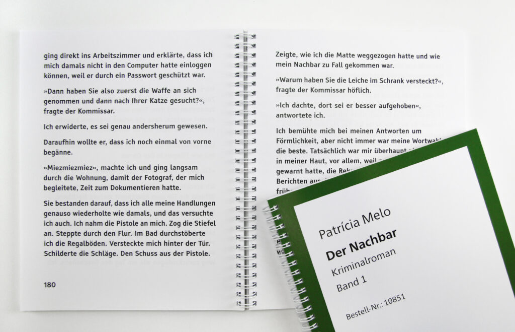 Aaufgeschlagenes Ringbuch mit Text in Großschrift, rechts unten das Cover (angeschnitten) von "Der Nachbar" von Patricia Melo