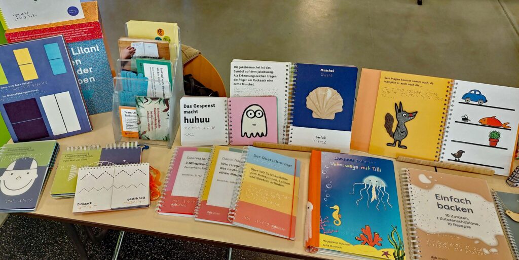 Ein Tisch mit vielen tastbaren Kinderbüchern