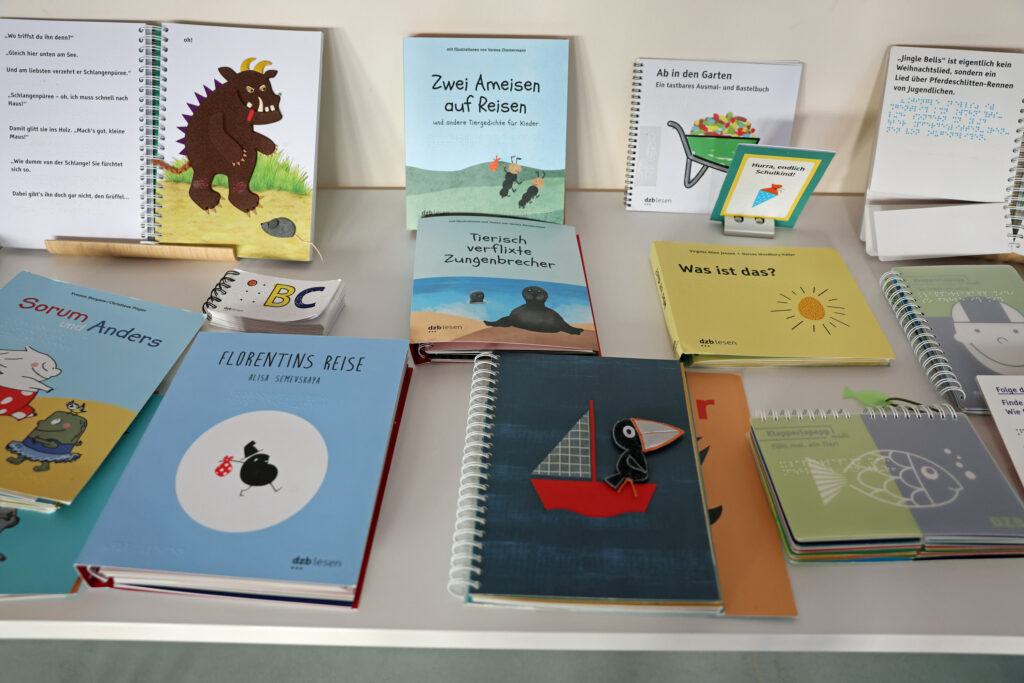 Büchertisch mit taktilen Kinderbüchern