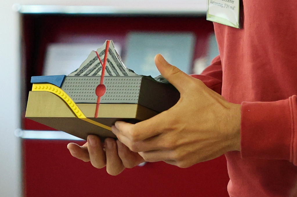 Ein Modell vom Querschnitt eines Vulkans in 3D-Druck